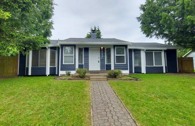 Auburn retro rambler home - 3 bedrooms and 2 bathrooms with 2 car detached garage and fenced yard - Available 7/10/25 - 12504 Southeast 318th Way, Auburn, WA 98092