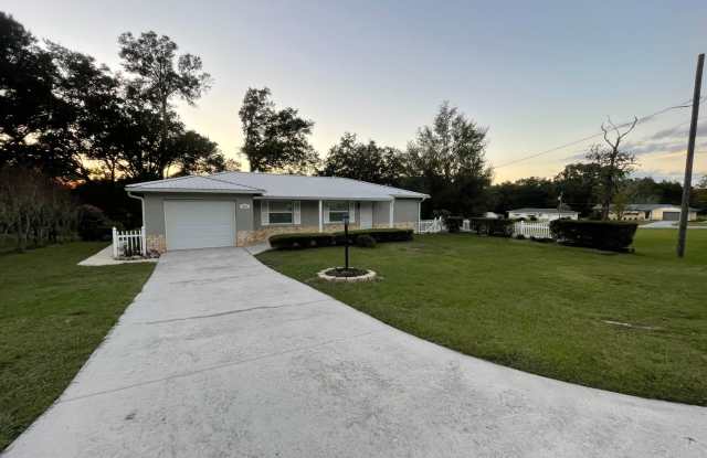 Beautiful 2/2 with large yard, Florida room, new floors, and updated bathrooms! - 606 Second Avenue, Lady Lake, FL 32159