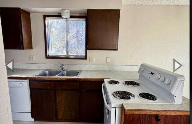 2bdrm, 1 bath apartment in Moyina Heights. Water,sewer & garbage included photos photos