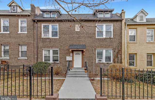 1111 QUEEN Street NE unit: 3 photos photos