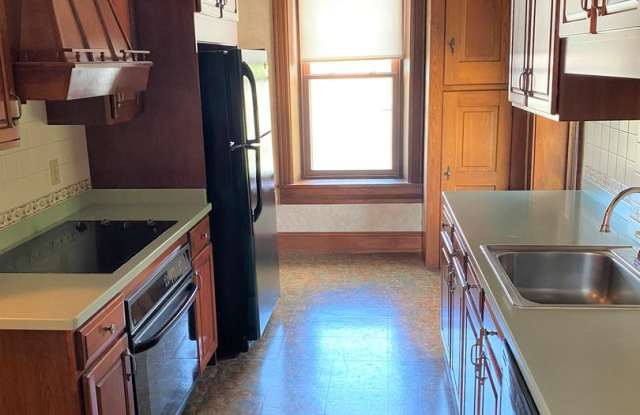 Spacious 3 Bedroom with bonus room Gallery 3
