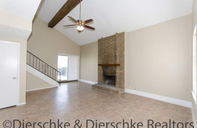 HUGE 3 bedroom townhouse off Sunset AVAILABLE SOON! - 2810 Sunset Drive, San Angelo, TX 76904