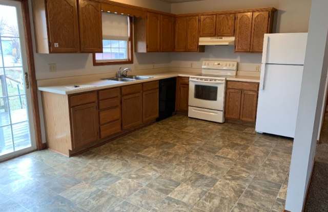 535 E Lacy St - 535 E Lacy St, Marshall, MO 65340