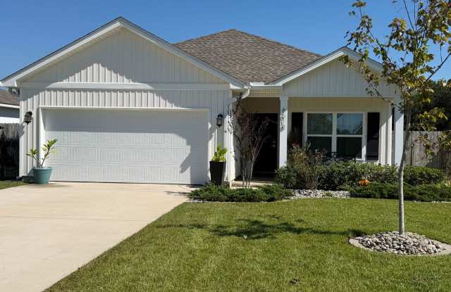 Move-In Ready Pensacola Home with Covered Patio & Fenced Yard Gallery 1