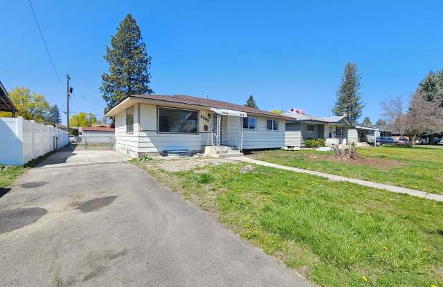 $1,995 - 4 Bed / 1 Bath Home with Fully Fenced Backyard in North Spokane photos photos