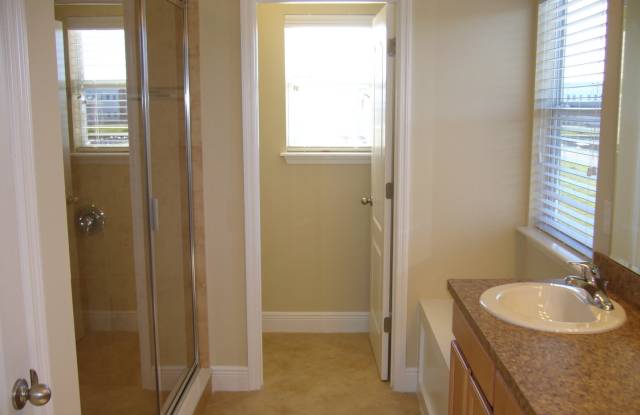 5 Bedroom, 3 bathroom in Windermere. Close to schools and shopping ... Gallery 3