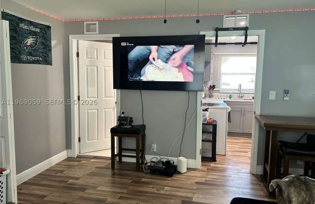 3633 SW 12th Ct Gallery 4
