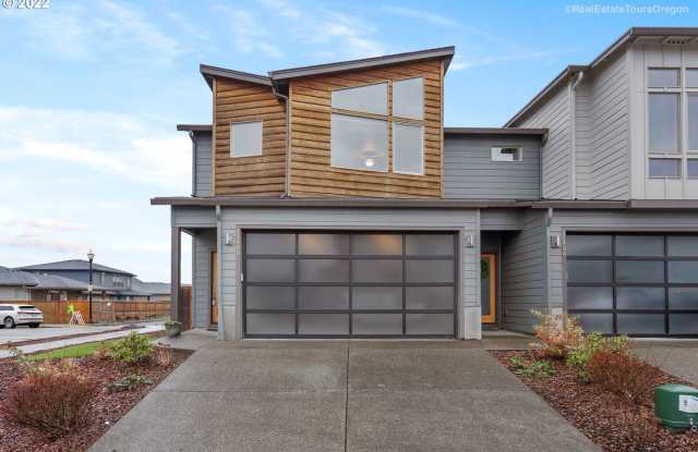 End Unit Modern Prairie Town Home for Lease - 11400 NE 122nd Pl - 11400 NE 122ND PL, Orchards, WA 98682