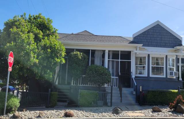 Adorable Downtown Duplex / 2 Bedroom 1 Bath photos photos