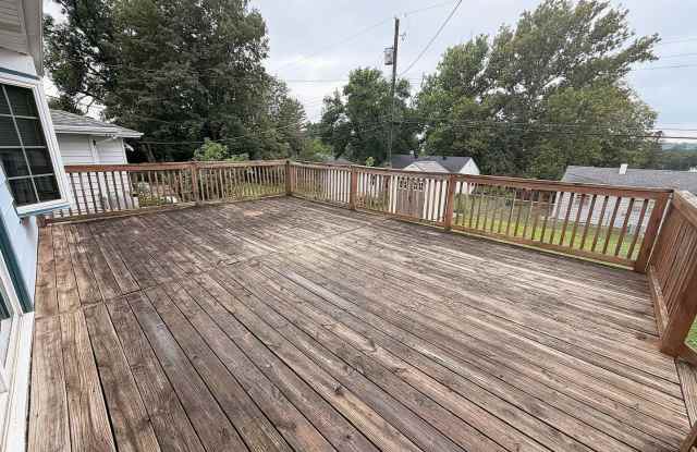 3-Bedroom Home Bordering UNO Campus Gallery 4