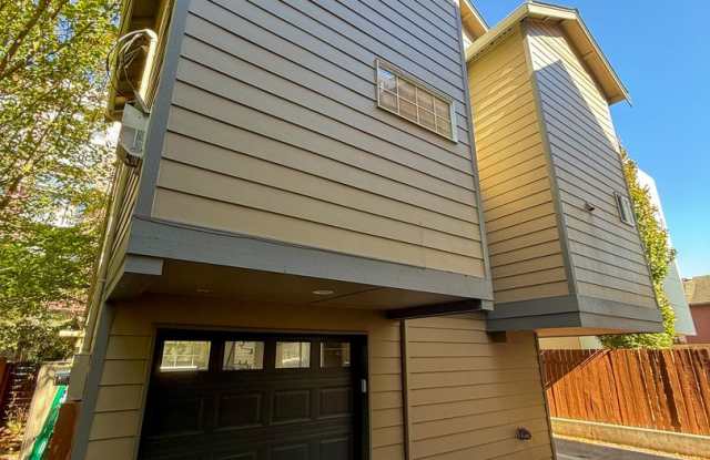 Stand-Alone Ballard Townhome with 3 En-Suite Bedrooms & A/C! Gallery 3