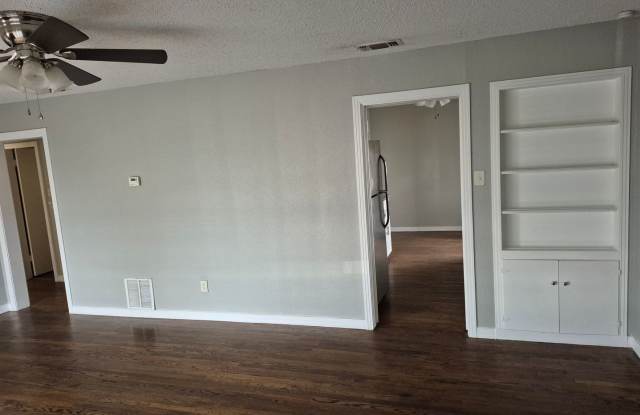 Charming 3-Bedroom, 2-Bath Home with Bonus Living Space Gallery 3