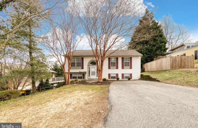 Welcome to Bayview Vista, a 4 bedroom, 2.5 bath home located in the coveted Cape St. Claire community. photos photos