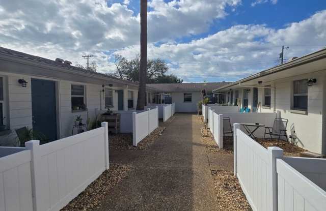 1 BEDROOM 1 BATH UNIT WITH WASHER/DRYER CONNECTION Gallery 3