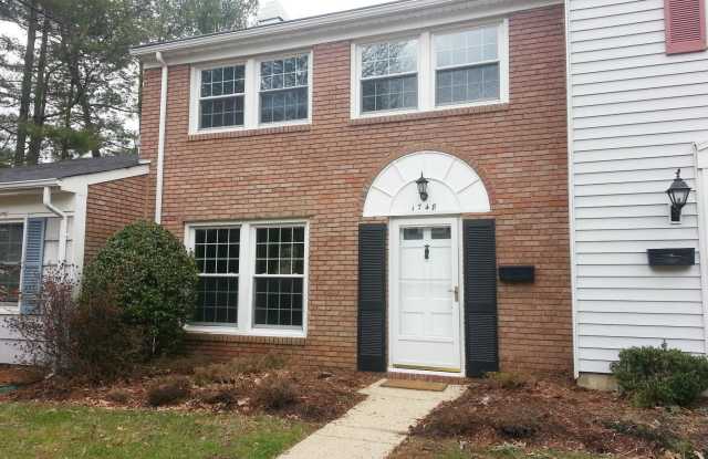 1748 WOODRIDGE COURT Gallery 2