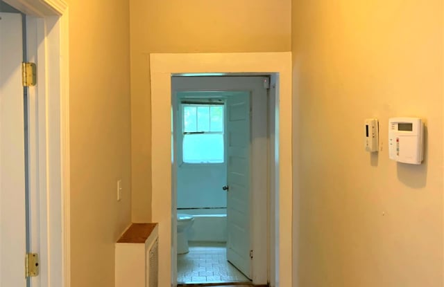 1005 Hampton Street Gallery 2