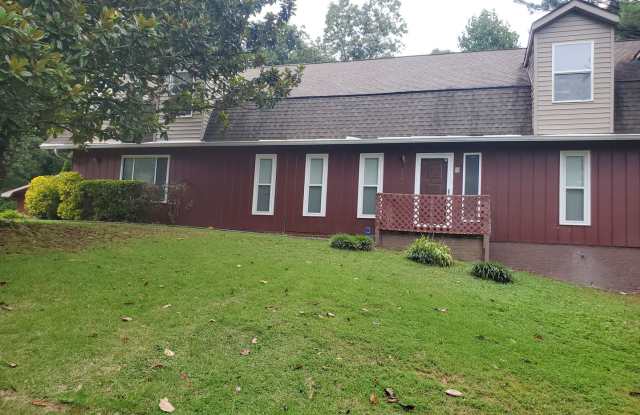 Louisville 37777 - 6 bedroom, 3 bath home with a 2-car garage on one-third acre - No Pets - Call Tom Parry (865) 607-3649 Gallery 4