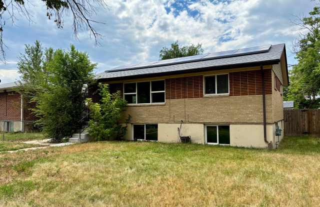 Spacious 4-Bedroom, 2-Bathroom Home with Roommate-Friendly Layout photos photos