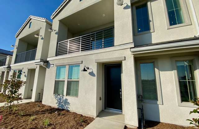 Gorgeous 3/2 Town Home in Clovis with Solar! Gallery 3