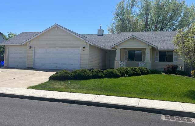 Beautiful 4 bedroom 2 bathroom single family house with Fenced backyard and 3 car garage - 862 Northwest Oak Lane, Redmond, OR 97756
