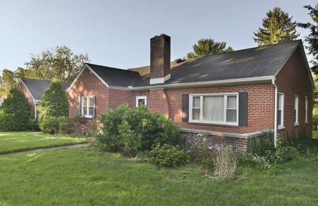 Charming 2 Bedroom House w/ Yard photos photos