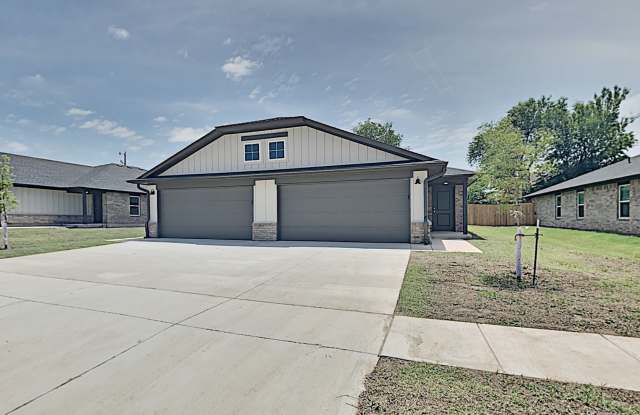 2 Bedroom 2 Bath Duplex With 2 Car Garage with upgrades close to Broadway Extension, a short distance from Edmond and easy access to downtown OKC photos photos