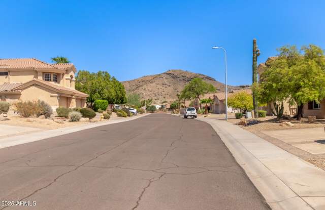 1211 E Desert Flower Lane Gallery 4