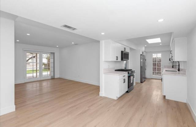 Modern 4 Bed / 2 Bath Near SDSU with Private Balcony and In-Unit Laundry Gallery 1