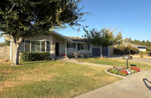 Beautiful spacious 3 bed 2 bath home for rent in Dinuba Gallery 4