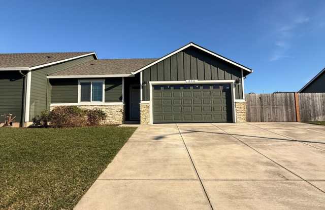 Large Fenced in Yard! 3Bd 2Ba Duplex photos photos