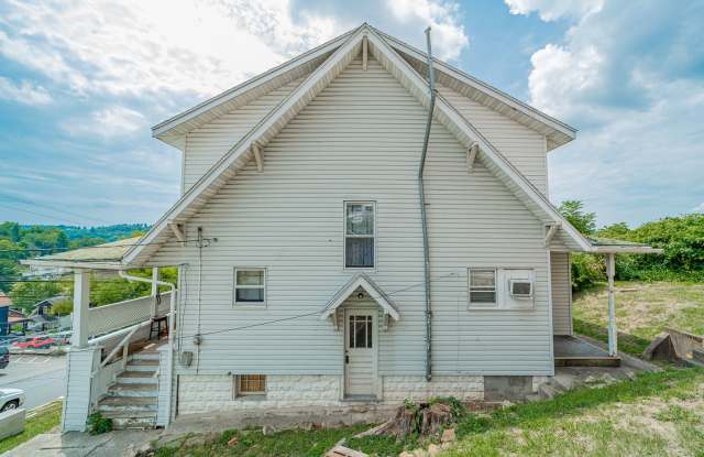 4 Bedroom/ 2 Bathroom House - Downtown - Available 06/02/2027 Gallery 3