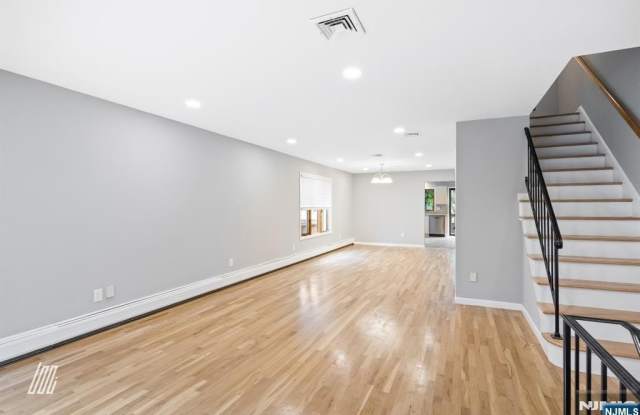 213 5th Street Gallery 4