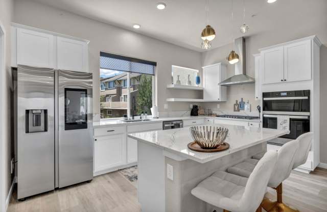 MODERN LUXURY NEAR TRUCKEE RIVER | FULLY FURNISHED + UTILITIES INCLUDED Gallery 4