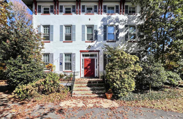 327 Meetinghouse Lane Gallery 1