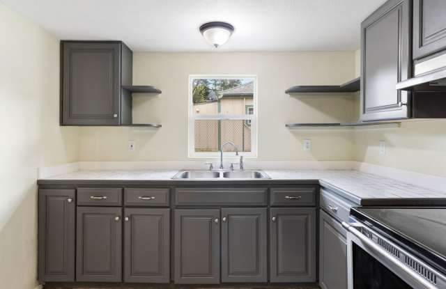 Beautiful freshly remodeled 3 bedroom house on a huge lot in an excellent neighborhood Gallery 4