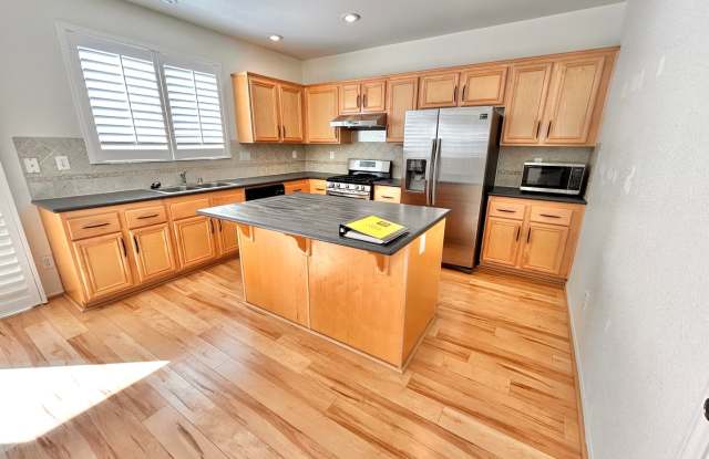 Spacious 3 Bedroom Home in Mountains Edge! Gallery 4