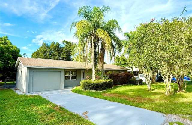 729 E GROVE PLACE - 729 East Grove Place, North DeLand, FL 32724