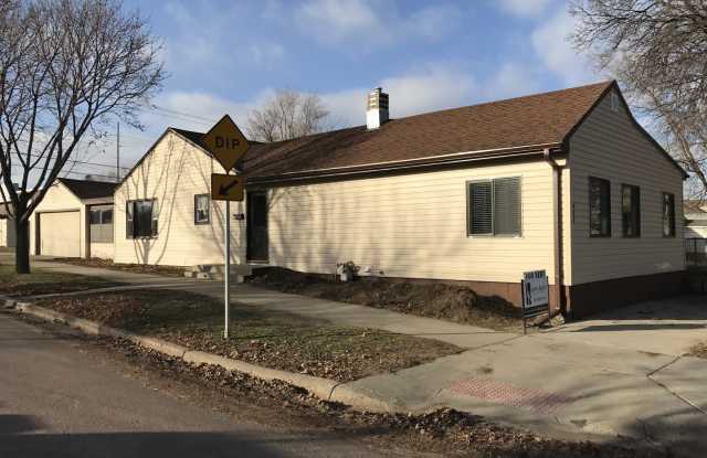 Spacious 4 bed 2 bath ranch home with two family rooms! photos photos