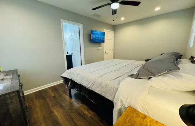 Room in 3 Bedroom Home in Forest Park Gallery 4