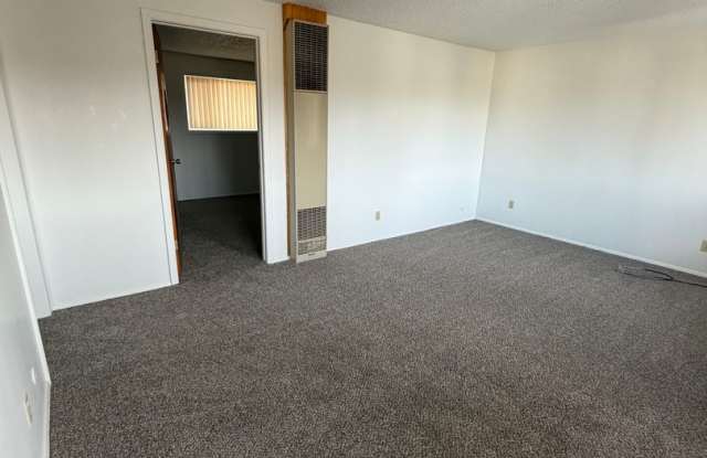 Newly Renovated - 1 Bedroom, 1 Bathroom Apartment - Located near Sky Lakes and Oregon Tech! photos photos