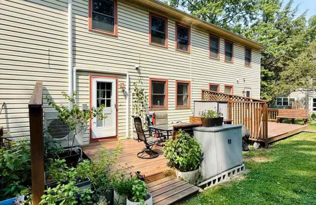 Beautiful 3 level townhouse - ALL utilities included photos photos