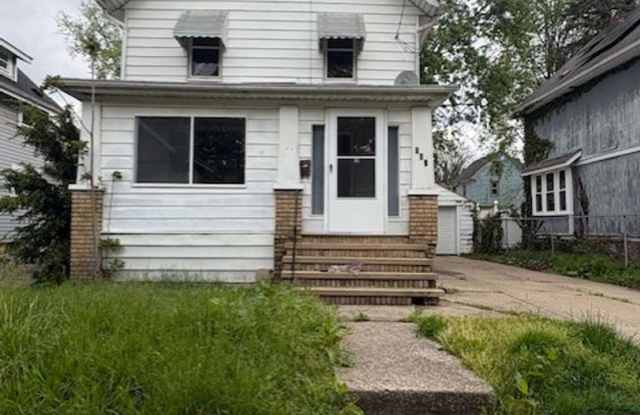 Now Leasing: 4-Bedroom Akron Home with Attic Bedroom & Basement Laundry Hookups photos photos