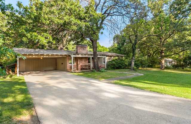 Beautiful 3BR/2BA home Pre-leasing - 1831 North Greenvalley Avenue, Fayetteville, AR 72703