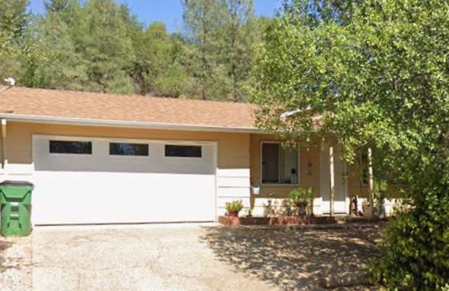 3 bedroom home in Shasta Lake City Gallery 1