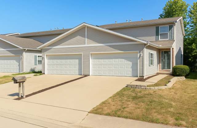 4 Bedroom Townhome for Rent in Normal! - 208 Parktrail Road, Normal, IL 61761