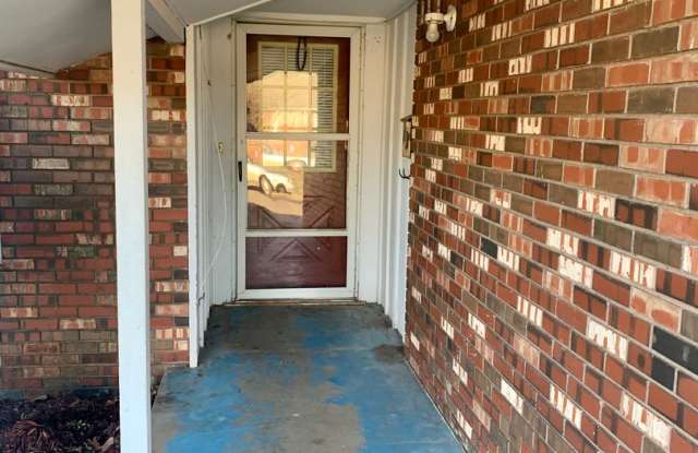 3 Bed, 2 Bath Home in the Village! Gallery 3