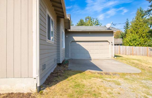Charming 3-Bedroom Bonney Lake Home with Large Yard & 2-Car Garage Gallery 4