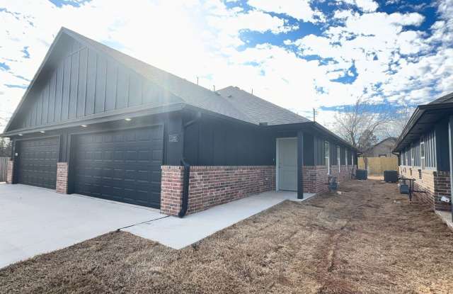 Welcome to Masonwood featuring this 3 Bedroom 2 Bath 2 Car Garage Duplex in a Great location close to the Broadway Extension and only 8 minutes from downtown OKC Gallery 3
