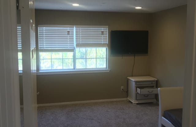 595 E Bobier Dr - 595 East Bobier Drive, Vista, CA 92084