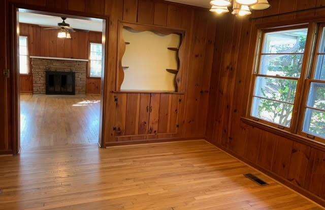 1905 Idlewood Road Gallery 3